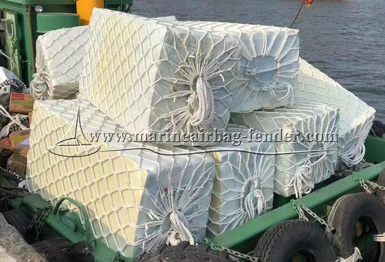 Ứng dụng chống hóa chất polyurethane Foam Fender Bolted Installation / Chain Installation